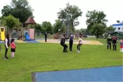 Polis ekipleri çocuklarla oyun oynadı Polis ekipleri çocuklarla oyun oynadı
