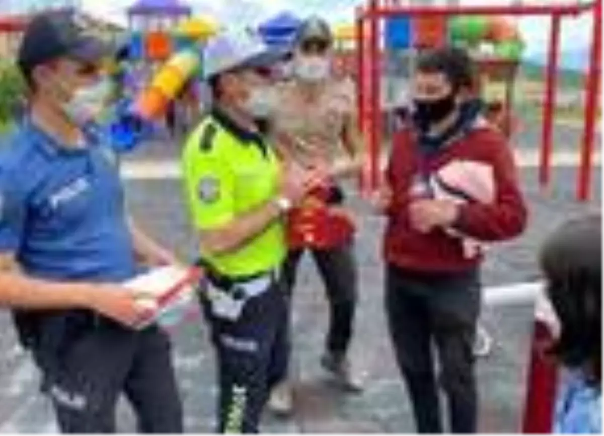 Polis, parklarda oynayan çocuklara çikolata kek ve meyve suyu ikram