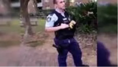 - Polis şiddeti bu kez Avustralya’da kameraya yansıdı- Siyahi genci çelme takarak gözaltına alan...