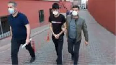 Psikolojik rahatsızlığı olan şahıs, 2 kardeşini uykusunda bıçakladı Psikolojik rahatsızlığı olan şahıs, 2 kardeşini uykusunda bıçakladı