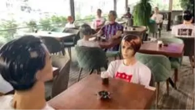 Restoranda sosyal mesafe için cansız mankenli önlem
