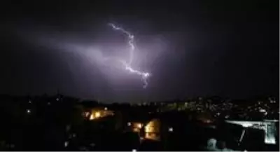 Şanlıurfa'da şimşekler gökyüzünü aydınlattı Şanlıurfa'da şimşekler gökyüzünü aydınlattı