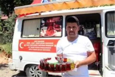 Şehit cenazelerinde yaptığını gören 'Seni kim gönderdi? Bir dernek üyesi misin?' diye soruyor Şehit cenazelerinde yaptığını gören 'Seni kim gönderdi? Bir dernek üyesi misin?' diye soruyor