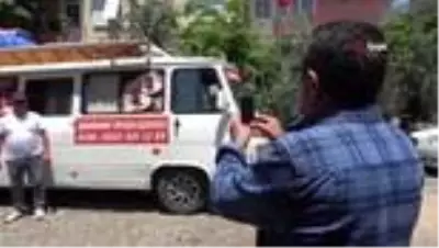 Şehit cenazelerinde yaptığını gören 'Seni kim gönderdi? Bir dernek üyesi misin?' diye soruyor Şehit cenazelerinde yaptığını gören 'Seni kim gönderdi? Bir dernek üyesi misin?' diye soruyor