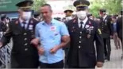 Şehit eşinin fotoğrafını bir an olsun elinden bırakmadı Şehit eşinin fotoğrafını bir an olsun elinden bırakmadı