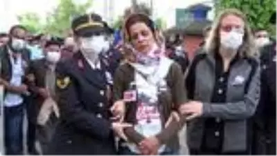 Şehit eşinin fotoğrafını bir an olsun elinden bırakmadı Şehit eşinin fotoğrafını bir an olsun elinden bırakmadı