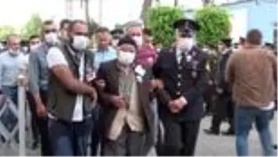 Şehit eşinin fotoğrafını bir an olsun elinden bırakmadı Şehit eşinin fotoğrafını bir an olsun elinden bırakmadı