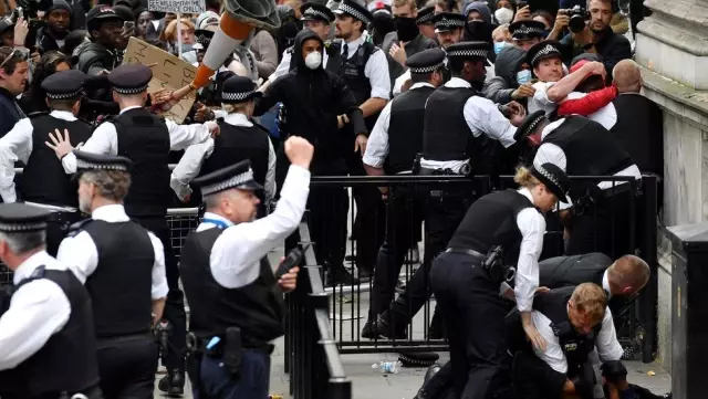 Siyahilere iki misli fazla ceza kestiği ortaya çıkan Londra polisi ayrımcılıkla suçlanıyor Siyahilere iki misli fazla ceza kestiği ortaya çıkan Londra polisi ayrımcılıkla suçlanıyor