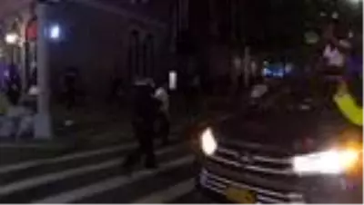 Sokağa çıkma yasağına uymayan göstericilere polis müdahalesi