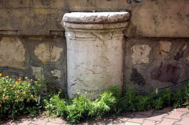 Tarihi Roma sütununun üzerine inşa edilen cami tepki çekiyor