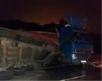 TIR devrildi, İstanbul-Bursa karayolu trafiğe kapandı: 1 yaralı TIR devrildi, İstanbul-Bursa karayolu trafiğe kapandı: 1 yaralı