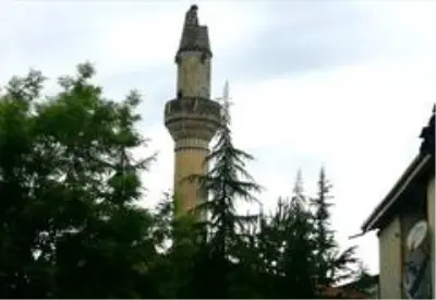 Tokat'ta yıldırım düşen caminin minaresinde hasar meydana geldi Tokat'ta yıldırım düşen caminin minaresinde hasar meydana geldi