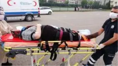 Yaşlı kadın 3 metrelik istinat duvarından ağaçlık alana düştü Yaşlı kadın 3 metrelik istinat duvarından ağaçlık alana düştü