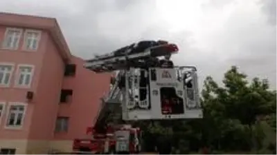 Yaşlı kadın 3 metrelik istinat duvarından ağaçlık alana düştü Yaşlı kadın 3 metrelik istinat duvarından ağaçlık alana düştü