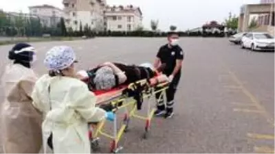 Yaşlı kadın 3 metrelik istinat duvarından ağaçlık alana düştü Yaşlı kadın 3 metrelik istinat duvarından ağaçlık alana düştü