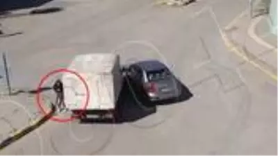 Yaşlı kadın, trafik kazasında ölümden son anda kurtuldu Yaşlı kadın, trafik kazasında ölümden son anda kurtuldu