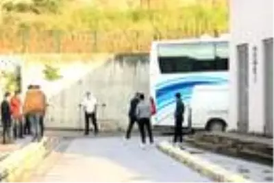 Yaşlı kadın yolda koronavirüs olduğunu öğrendi, yolcu otobüsüyle hastaneye götürüldü Yaşlı kadın yolda koronavirüs olduğunu öğrendi, yolcu otobüsüyle hastaneye götürüldü