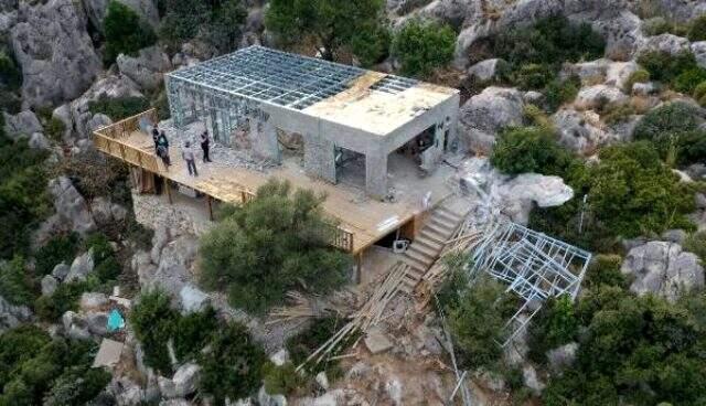 48 saatte yapılan kaçak villa sahibi tarafından yıkıldı 48 saatte yapılan kaçak villa sahibi tarafından yıkıldı