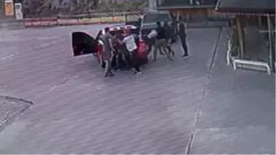 Alacak verecek meselesinden benzin istasyonunu basan iki kişi, feci şekilde dayak yedi Alacak verecek meselesinden benzin istasyonunu basan iki kişi, feci şekilde dayak yedi
