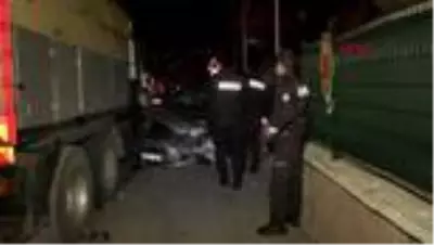 Ankara'da, otomobil park halindeki kamyona çarptı 1 yaralı Ankara'da, otomobil park halindeki kamyona çarptı 1 yaralı