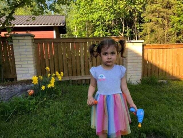 Anneannesinin hayatını kurtaran 3 yaşındaki Dilara, Finlandiya'nın kahramanı oldu Anneannesinin hayatını kurtaran 3 yaşındaki Dilara, Finlandiya'nın kahramanı oldu