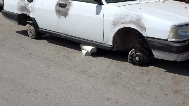 Araç sahibini şoke eden görüntü: Hırsızlar otomobili tekerleksiz bıraktı Araç sahibini şoke eden görüntü: Hırsızlar otomobili tekerleksiz bıraktı