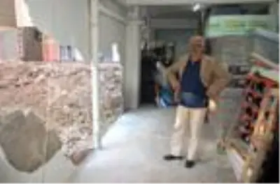 Yandaki bina yıkılınca kiracı, tuttuğu dükkanın duvarının olmadığını gördü Yandaki bina yıkılınca kiracı, tuttuğu dükkanın duvarının olmadığını gördü