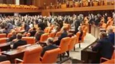 Bir CHP'li ve iki HDP'li ismin vekilliği düşürülürken Meclis'te gergin anlar yaşandı Bir CHP'li ve iki HDP'li ismin vekilliği düşürülürken Meclis'te gergin anlar yaşandı