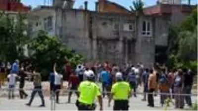 Bizi bu cehalet mahvedecek! Karantina süresi uzatılan mahalleli polisi taşladı Bizi bu cehalet mahvedecek! Karantina süresi uzatılan mahalleli polisi taşladı