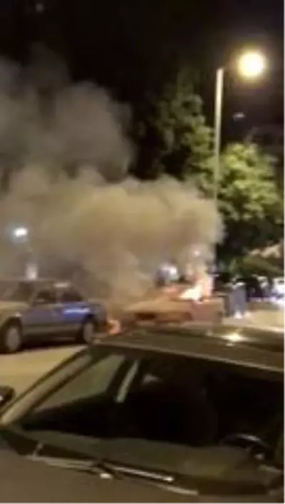 Kadıköy'de park halindeki spor otomobil alev alev yandı Kadıköy'de park halindeki spor otomobil alev alev yandı