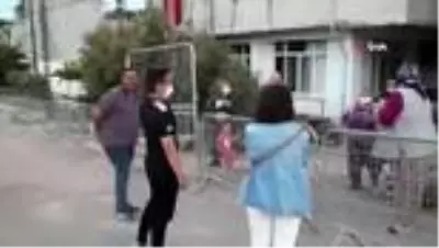 Karantina altındaki babaanneye terhis olan torun ziyareti, ağlattı Karantina altındaki babaanneye terhis olan torun ziyareti, ağlattı