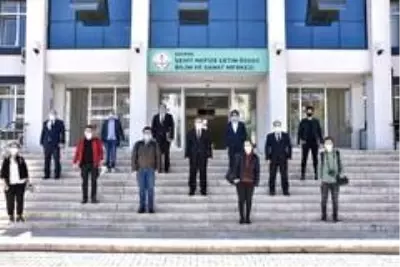 Milli Eğitim Müdürlüğünden gazetecilere yüz koruyucu siperlik Milli Eğitim Müdürlüğünden gazetecilere yüz koruyucu siperlik