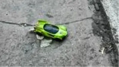 Minibüs çarpması sonucu hayatını kaybeden 7 yaşındaki çocuğun olay yerindeki oyuncağı yürek dağladı Minibüs çarpması sonucu hayatını kaybeden 7 yaşındaki çocuğun olay yerindeki oyuncağı yürek dağladı