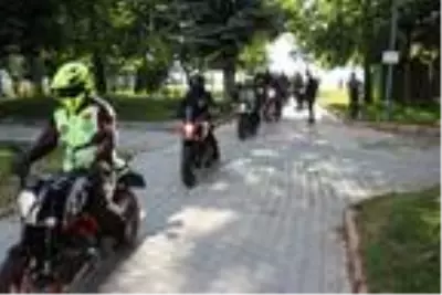 Motosiklet ve bisikletleriyle sağlık çalışanlarına teşekküre gittiler Motosiklet ve bisikletleriyle sağlık çalışanlarına teşekküre gittiler