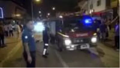 Otomobillerin çarpışmasıyla 7 kişi yaralandı, toplanan kalabalık 'sosyal mesafe'yi unuttu Otomobillerin çarpışmasıyla 7 kişi yaralandı, toplanan kalabalık 'sosyal mesafe'yi unuttu