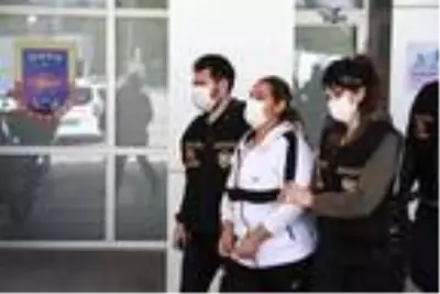 Sevgilisini göğsünden bıçaklayarak öldüren kadın: Namusumla oynadı, öldürdüm Sevgilisini göğsünden bıçaklayarak öldüren kadın: Namusumla oynadı, öldürdüm