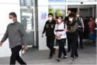 Sevgilisini göğsünden bıçaklayarak öldüren kadın: Namusumla oynadı, öldürdüm Sevgilisini göğsünden bıçaklayarak öldüren kadın: Namusumla oynadı, öldürdüm