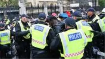 Siyahilere iki misli fazla ceza kestiği ortaya çıkan Londra polisi ayrımcılıkla suçlanıyor Siyahilere iki misli fazla ceza kestiği ortaya çıkan Londra polisi ayrımcılıkla suçlanıyor