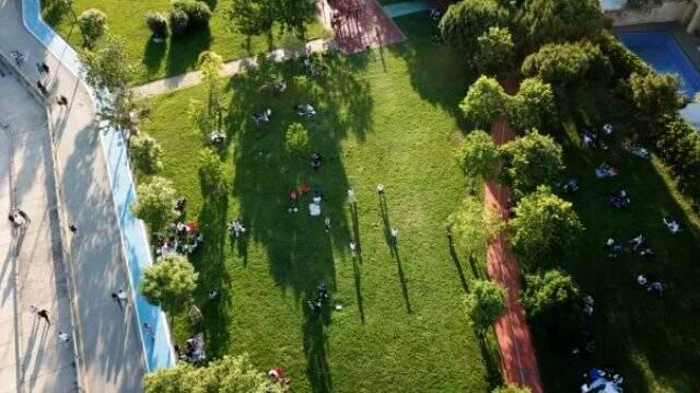 Sosyal mesafenin korunması için Caddebostan Sahili'ne çizilen çemberler silindi