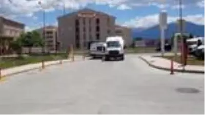 Tırın traktöre çarpması sonucu 3 kişi yaralandı Tırın traktöre çarpması sonucu 3 kişi yaralandı