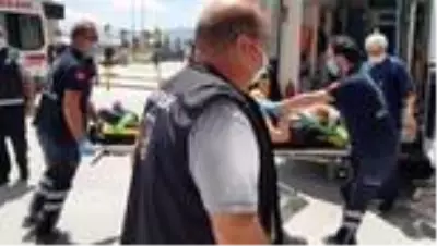 Tırın traktöre çarpması sonucu 3 kişi yaralandı Tırın traktöre çarpması sonucu 3 kişi yaralandı