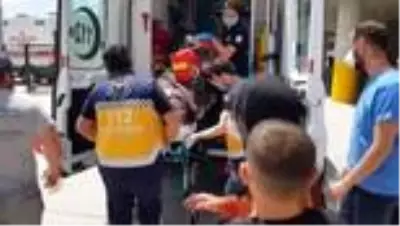 Tırın traktöre çarpması sonucu 3 kişi yaralandı Tırın traktöre çarpması sonucu 3 kişi yaralandı