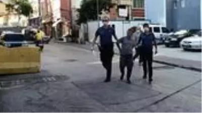 Tramvaya maskesiz binen yolcu, kendisini uyaran güvenlik görevlisini darp etti! Saçını tutup boğazına sarıldı Tramvaya maskesiz binen yolcu, kendisini uyaran güvenlik görevlisini darp etti! Saçını tutup boğazına sarıldı