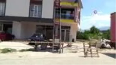 30 bin volt elektriğe çarpılıp 5 metre yüksekten aşağı çakıldı 30 bin volt elektriğe çarpılıp 5 metre yüksekten aşağı çakıldı
