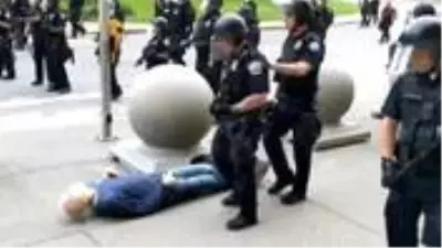 ABD polisinin şiddeti bitmiyor! Yere ittikleri yaşlı adam, yerden kalkamadı ABD polisinin şiddeti bitmiyor! Yere ittikleri yaşlı adam, yerden kalkamadı