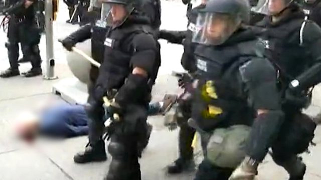 ABD polisinin şiddeti bitmiyor! Yere ittikleri yaşlı adam, yerden kalkamadı