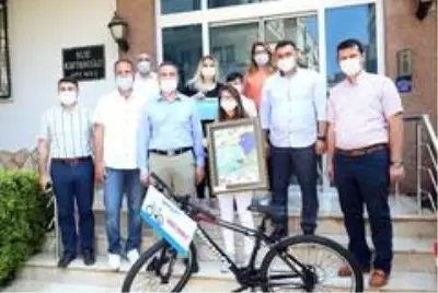 Başkan Yücel çevreci çocukları evlerinde ödüllendirdi Başkan Yücel çevreci çocukları evlerinde ödüllendirdi