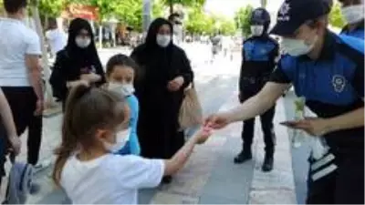 Çocuklara polis şefkati