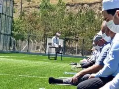 Cuma namazı için stadyumu doldurdular Cuma namazı için stadyumu doldurdular
