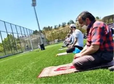 Cuma namazı için stadyumu doldurdular Cuma namazı için stadyumu doldurdular